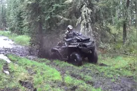 男人的乐趣 一群哥们 哪怕一起去玩泥巴