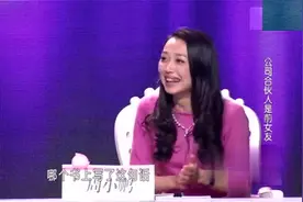 男子台上和女友斗嘴，说话太有趣了，观众都笑嗨了！