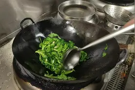 炒茼蒿需要焯水吗？看大厨的操作示范，和你们在家做的有啥不同