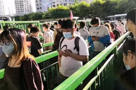 北京国贸814公交总站下午5：30，人已经排起了长队几辆车也装不完