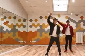 黄渤和张艺兴练习《最好的舞台》，帅到爆的舞蹈抢先看！视频封面