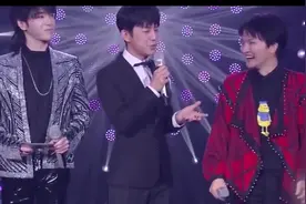 《歌手》总决赛：观众不戴口罩、主持人冷场且狂看提词器