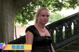 国外爆笑街头恶搞：张嘴吃汉堡结果火腿肠飞了出去，路人一脸懵圈视频封面