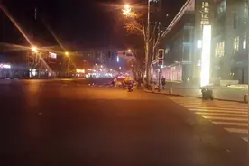 小伙夜晚骑行成都金融一条街，非常舒服，网友：一起来兜风吧视频封面