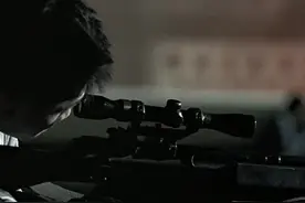 神枪手：匪头劫持人质进入饭店，狙击手打中匪徒，队长却埋怨他。