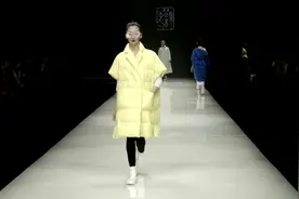 黄色羽绒服设计，搭配黑色纱裙，别有韵味视频封面