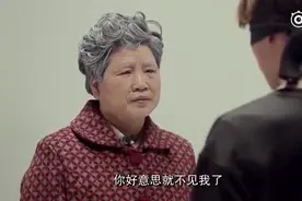 老妈化妆成老太太与儿子重逢，母子都流泪了视频封面
