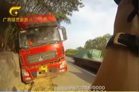 开车时手机掉落，司机低头去捡分心驾驶，油罐车失控冲进路边水沟视频封面