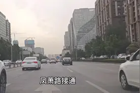 实拍济南的工业南路，道路的楼景很有看点，听说要延伸到火车东站