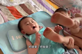 弟弟睡醒后姐姐陪弟弟玩了起来，姐弟两个人玩的很开心很融洽