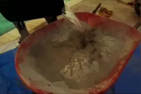 精神小伙为了吸粉直播把头塞进水泥里，结局悲催了！