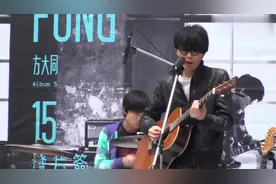 方大同吉他弹唱《因为你》，认真唱歌的大同特别迷人！
