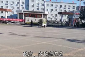 小伙送朋友去打工，村里开完证明到乡政府盖章才让走，真麻烦啊视频封面