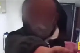 儿子不戴口罩进家门，老父亲气得暴跳如雷，直接将儿子关在门外视频封面