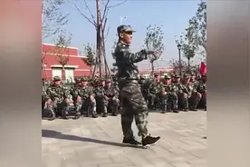 军训场上的人才越来越多了，女学生表演“空翻”，惊呆教官视频封面