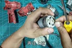 锂电钻从楼上掉下来摔坏了，看看小伙不换任何配件怎么修复它视频封面