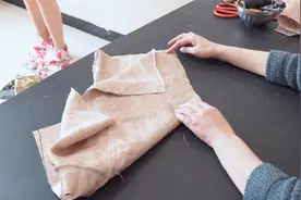 旧窗帘别再扔！4个角剪掉改造，成品还能这样用，太实用