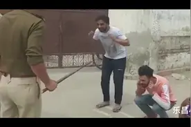 印度警察上街防控疫情，太给力了！视频封面