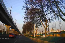 从南京江北大道往北行驶，一路畅通，路边的道路改造施工接近尾声视频封面