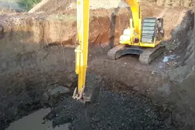 国外工地实拍：加长臂挖掘机挖水井视频封面