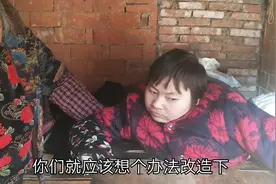 湖北襄阳:农村瘫妹穿开裆裤33年，今天穿上纸尿裤和新袄，好漂亮