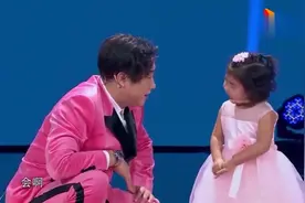 五岁萌娃李欣蕊唱英文歌，燃爆全场，造型惨遭乔杉吐槽视频封面