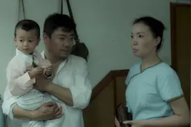 警察在执行任务时“捡”了个孩子抱回自家，妻子的反应让他意外！视频封面