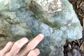 石友碰到这种石头不要捡 晶体状像宝石水晶  有辐射好看但没价值视频封面