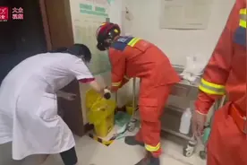 视频丨看着都疼！鱼钩刺入三岁男孩脸颊 消防员协助医生紧急救治图片