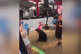 韩国女艺人在日本大阪音乐节演出被一群人“袭胸”图片