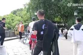 “五一”期间男子在西湖捞手机，日赚约一万图片