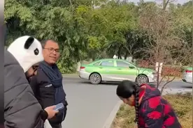 成都阿姨用流利英语卖水果，外国游客忍不住赞了图片