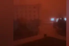 内蒙古强沙尘暴来袭：天空变橙红色，建筑物“隐身”图片