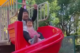 【视频】女孩因父母离婚无人照看，被姑姑姑父带回家宠，会说话后开口叫“爸爸妈妈”图片