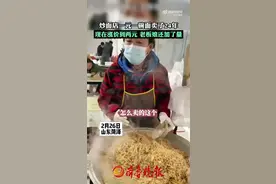 炒面涨到2元，老板娘觉得不好意思，此前1元卖了24年图片