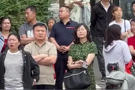 视频｜泰安英雄山中学考点外的“守望者”图片