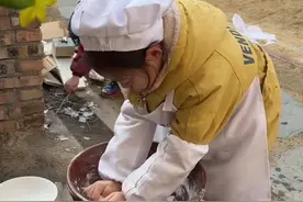 蒸馒头、塌烙馍、卤猪头肉……徐州这家幼儿园萌娃厨艺惊人！网友：建议全国推广！图片