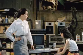 姑娘到了叛逆期离家出走，母亲前去找她，直接亮出背后纹身视频封面