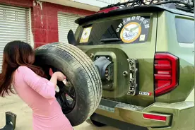 坦克400如何更换备胎？女司机一个视频教会你。让你换胎不求人