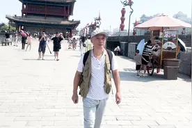 登上西安古城墙，游览中国现存规模最大、保存最完整的古代城垣视频封面