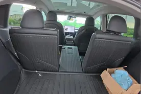 ModelY后排中间座椅居然能放倒…我一直以为他是4/6开…#modely