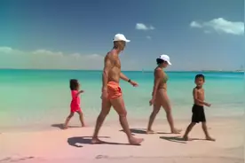 #c罗 全家红海度假，这玻璃海，这白沙滩，绝美呀！#乔治娜视频封面