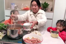 新房装修好4个月正式入住，第一顿饭吃排骨牛蛙火锅，红红火火