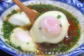 水煮荷包蛋这样做太好吃了，不散花不起沫，个个圆溜溜