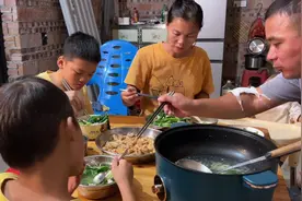 天气转凉了，宝妈用电蒸锅焖菜滚汤，全家6人一起吃热气腾腾