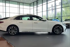 #奔驰E级 E 300 L 时尚型 运动轿车 白色实拍；