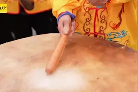 高跷相伴三十载，他能脚踩2.4米木棍跳“芭蕾” | 村村有好戏·非遗传承人图片