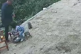 爷爷摔倒掉坑里孙女找人帮忙后才敢大哭图片