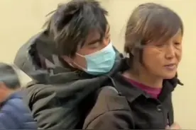 网友在南京街头拍下一幕 母亲用绳子背着生病的儿子 网友：多年前就是这样背着图片