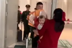 妻子把儿子包成花束去迎接退伍丈夫！一旁的战友满眼羡慕图片